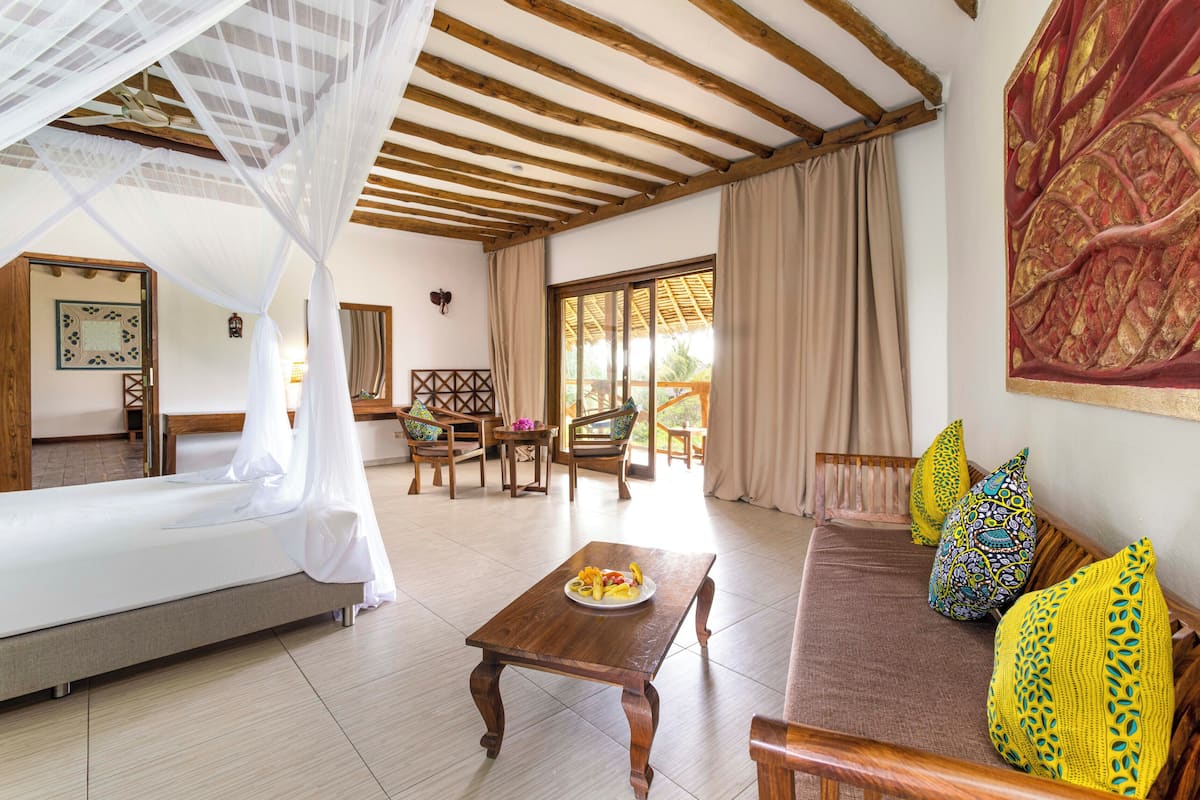 ميني بار وخزنة داخل الغرفة ومكتب وستائر تعتيم