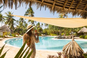 Piscine extérieure, parasols de plage, chaises longues