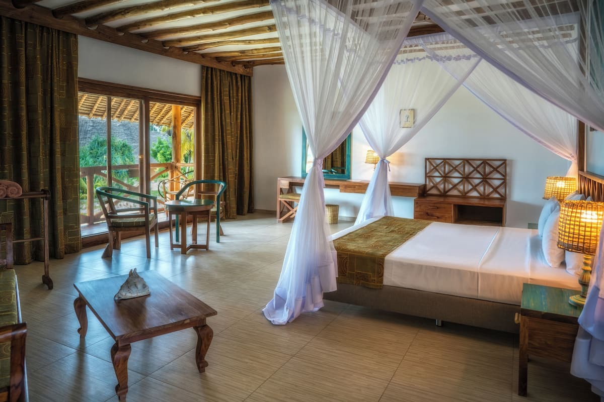 ميني بار وخزنة داخل الغرفة ومكتب وستائر تعتيم