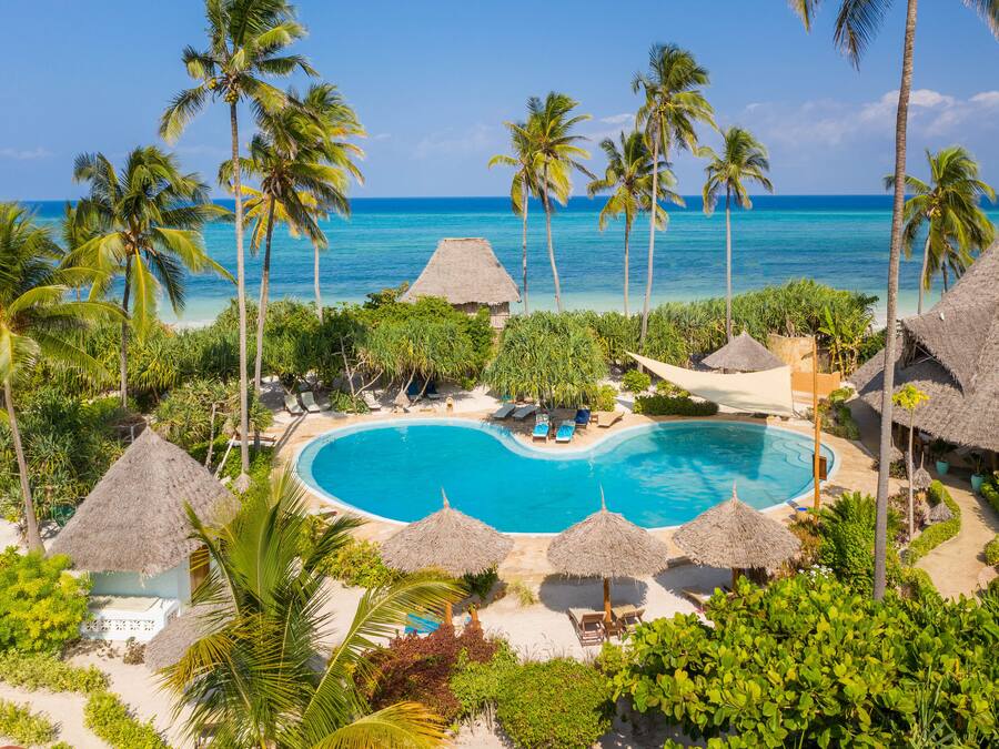 Een buitenzwembad, parasols voor strand/zwembad