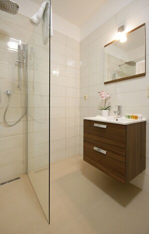 Executive Suite | Bathroom | Shower, rainfall showerhead, eco-friendly toiletries, hair dryer - Alveo Suites (Prague)