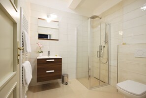 Double Room | Bathroom | Shower, rainfall showerhead, eco-friendly toiletries, hair dryer - Alveo Suites (Prague)