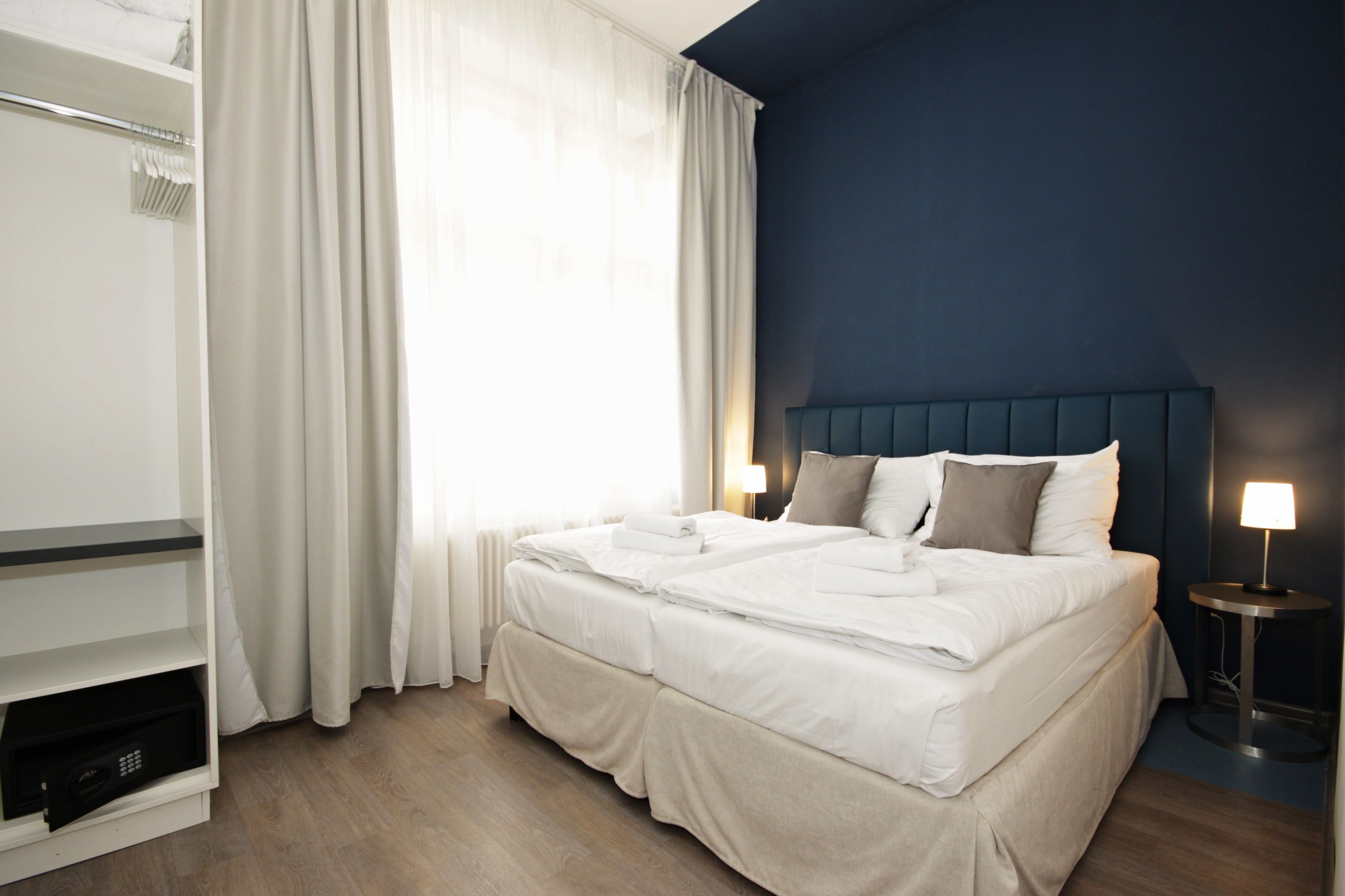 Coffres-forts dans les chambres, bureau, fer et planche à repasser