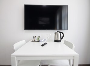 In-room safe, desk, iron/ironing board, free WiFi - Alveo Suites (Prague)