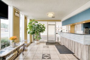 Lobby - Alexandria Inn (Alexandria)