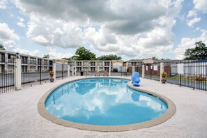 Pool - Alexandria Inn (Alexandria)