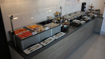 Ein Buffet mit verschiedenen Speisen und Besteck.