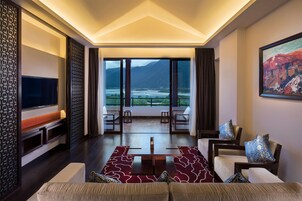 Deluxe Suite, 1 Bedroom | Minibar, in-room safe, desk, blackout drapes