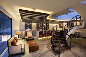 2 bars/lounges