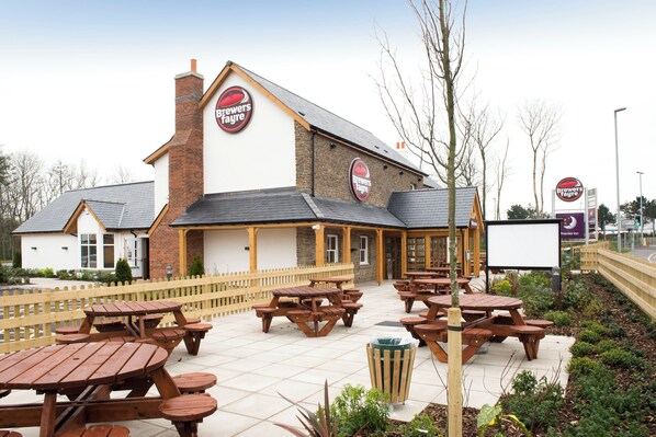 تناول الطعام بالخارج