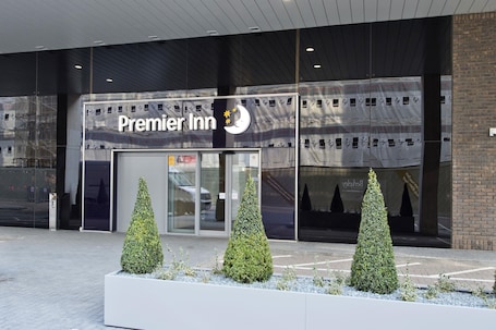 Exterior. Premier Inn London Chiswick