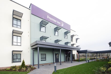 Un bâtiment moderne, avec une enseigne « Premier Inn », une entrée abritée et une pelouse bien entretenue.. Premier Inn Minehead