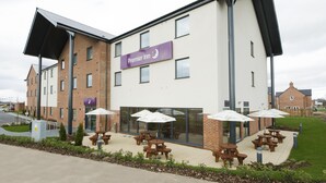 A Premier Inn hotel with outdoor seating and a modern design. - Premier Inn Thirsk (Thirsk)