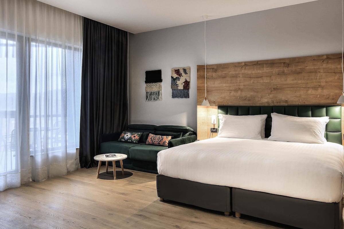 Suite Junior, 1 trÚs grand lit, balcon | Literie de qualité, minibar, coffre-fort, bureau