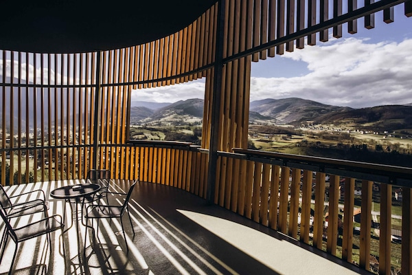 Luxe beddengoed, een minibar, een kluis op de kamer, een bureau