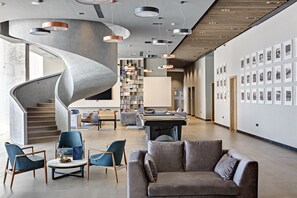 Coin salon dans le hall
