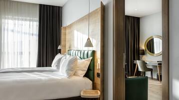 Executive Suite, 1 King Bed, Balcony, Mountain View | Premium bedding, minibar, in-room safe, desk