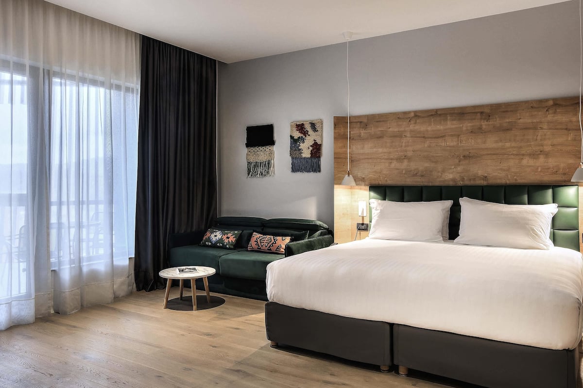 premium bedding, minibar, in-room safe, desk