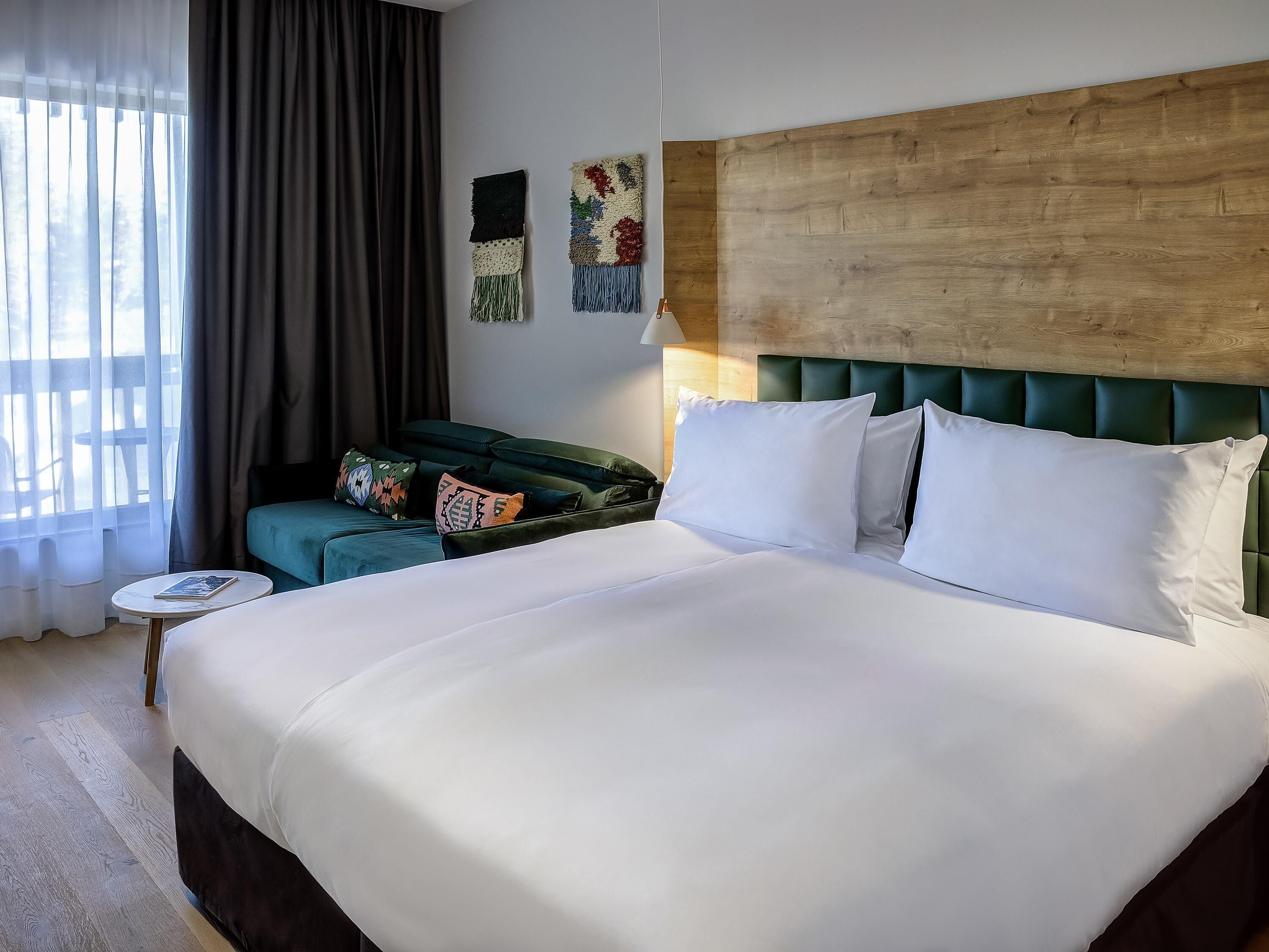 Sengetøy av topp kvalitet, minibar, safe på rommet og skrivebord