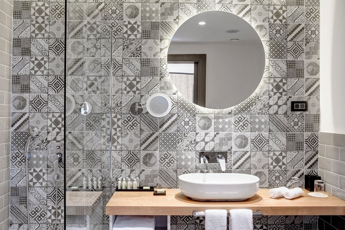 Habitación superior con 2 camas individuales, 2 camas individuales, balcón | Baño | Artículos de higiene personal ecológicos, secador de pelo y albornoces