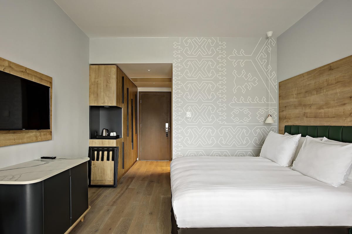 Deluxe Room, 1 King Bed, Balcony, Mountain View | Premium bedding, minibar, in-room safe, desk