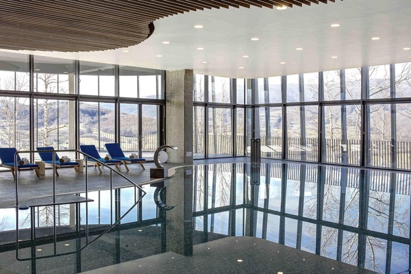 Indoor pool, sun loungers