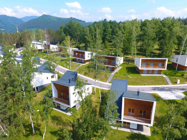 Villa Deluxe, varias camas, balcón | Ropa de cama de alta calidad, minibar, caja fuerte y escritorio