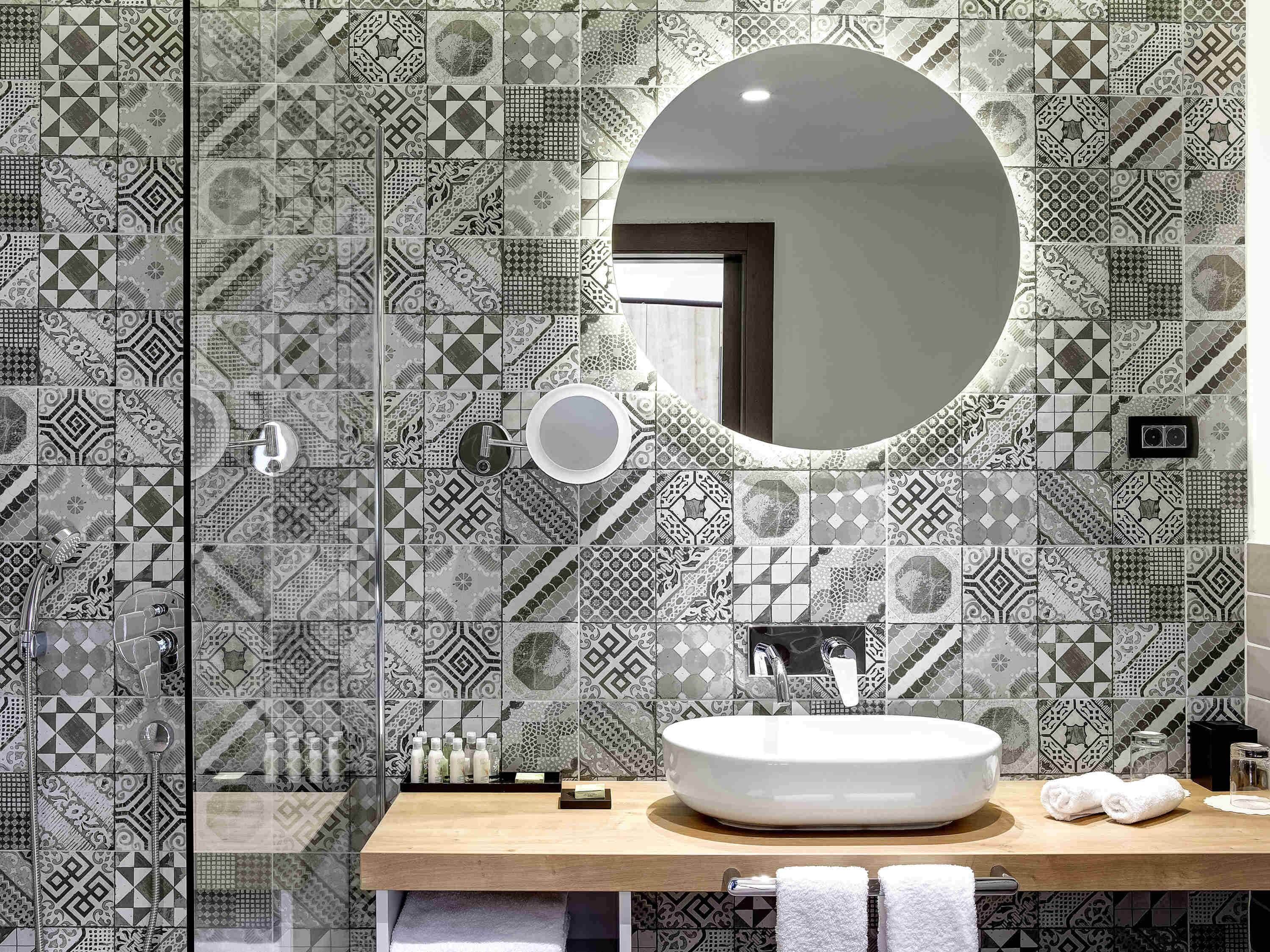 Sengetøy av topp kvalitet, minibar, safe på rommet og skrivebord