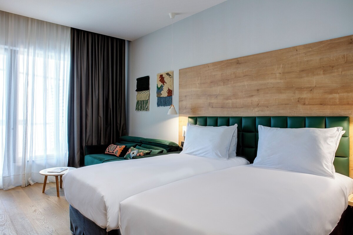 Habitación Deluxe, 2 camas individuales, vistas a la montaña | Ropa de cama de alta calidad, minibar, caja fuerte y escritorio