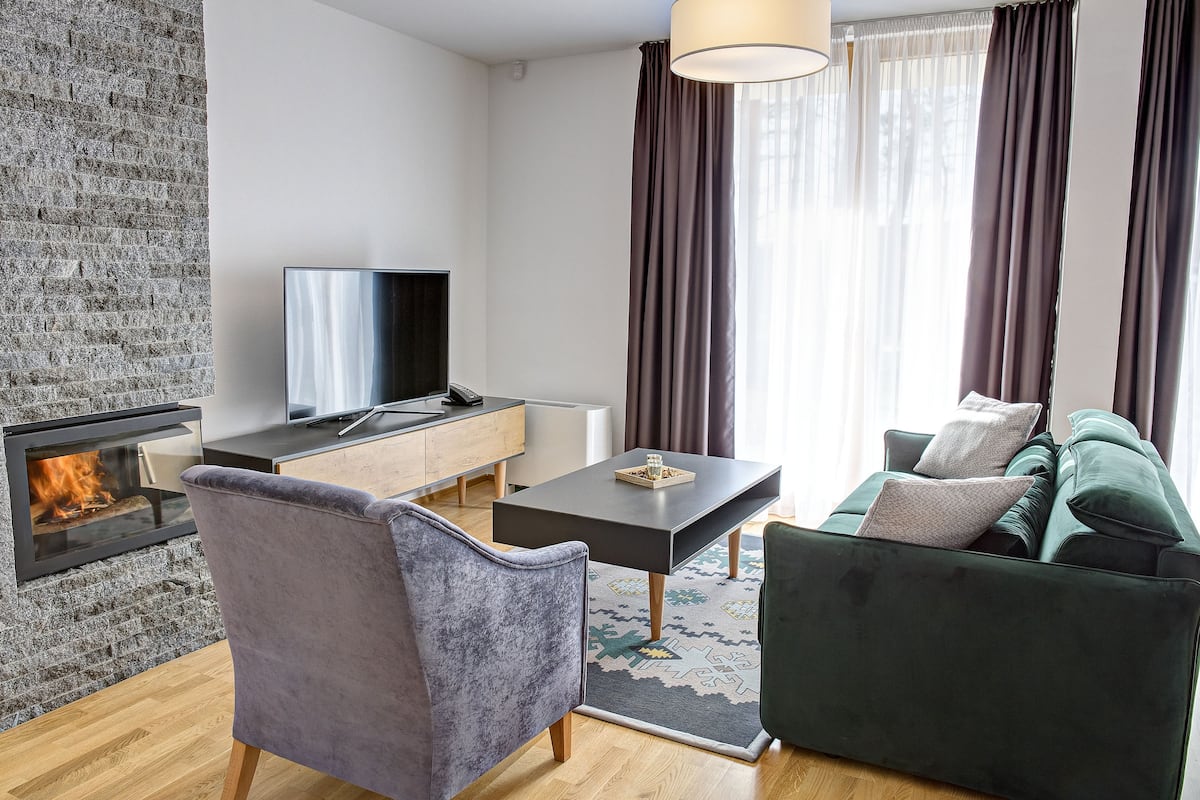 deluxe villa, multiple beds, balcony | living area