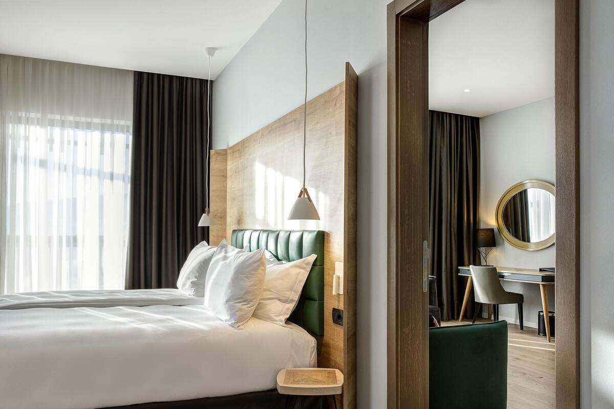 Executive Suite, 1 King Bed, Balcony, Mountain View | Premium bedding, minibar, in-room safe, desk