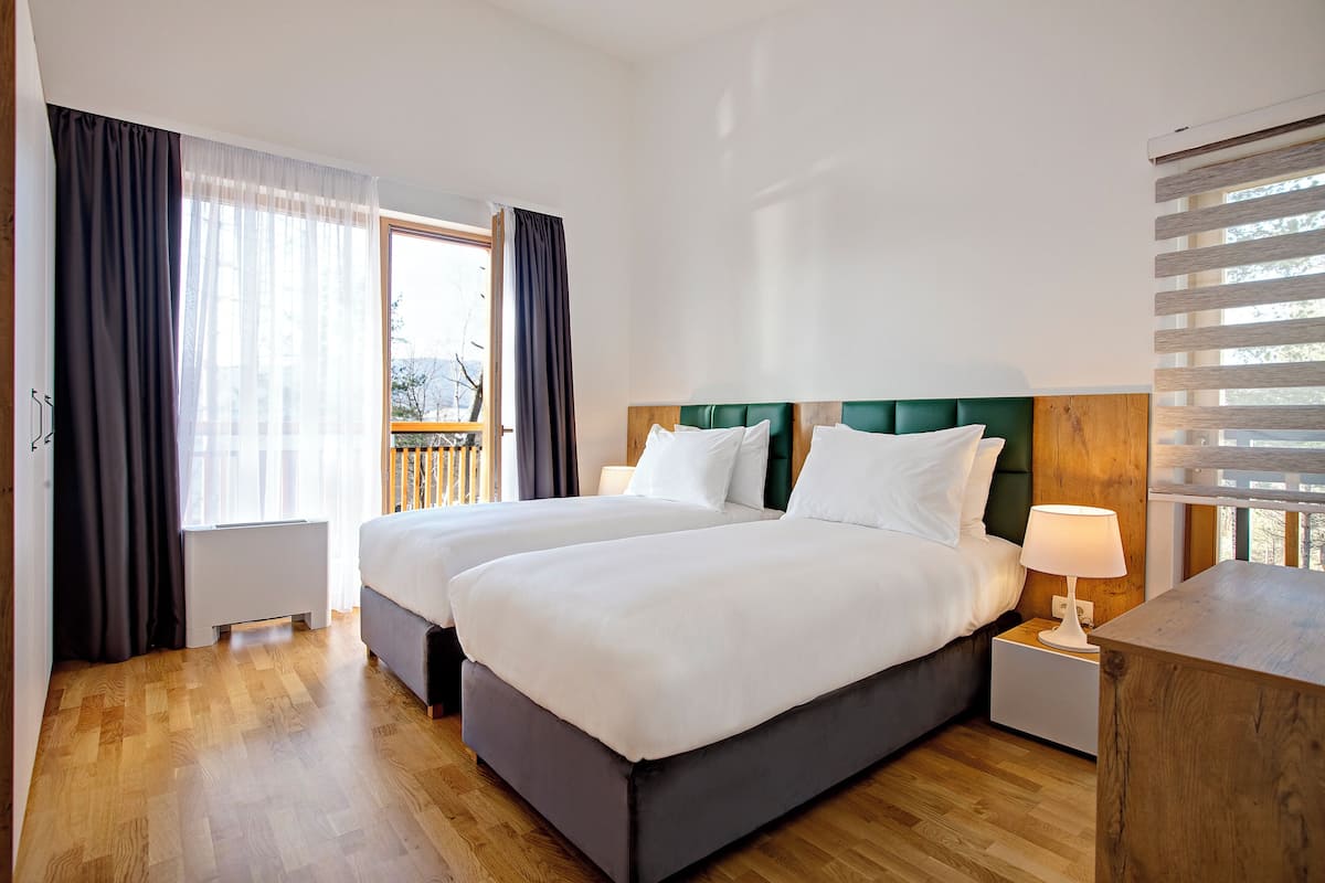 Ropa de cama de alta calidad, minibar, caja fuerte y escritorio