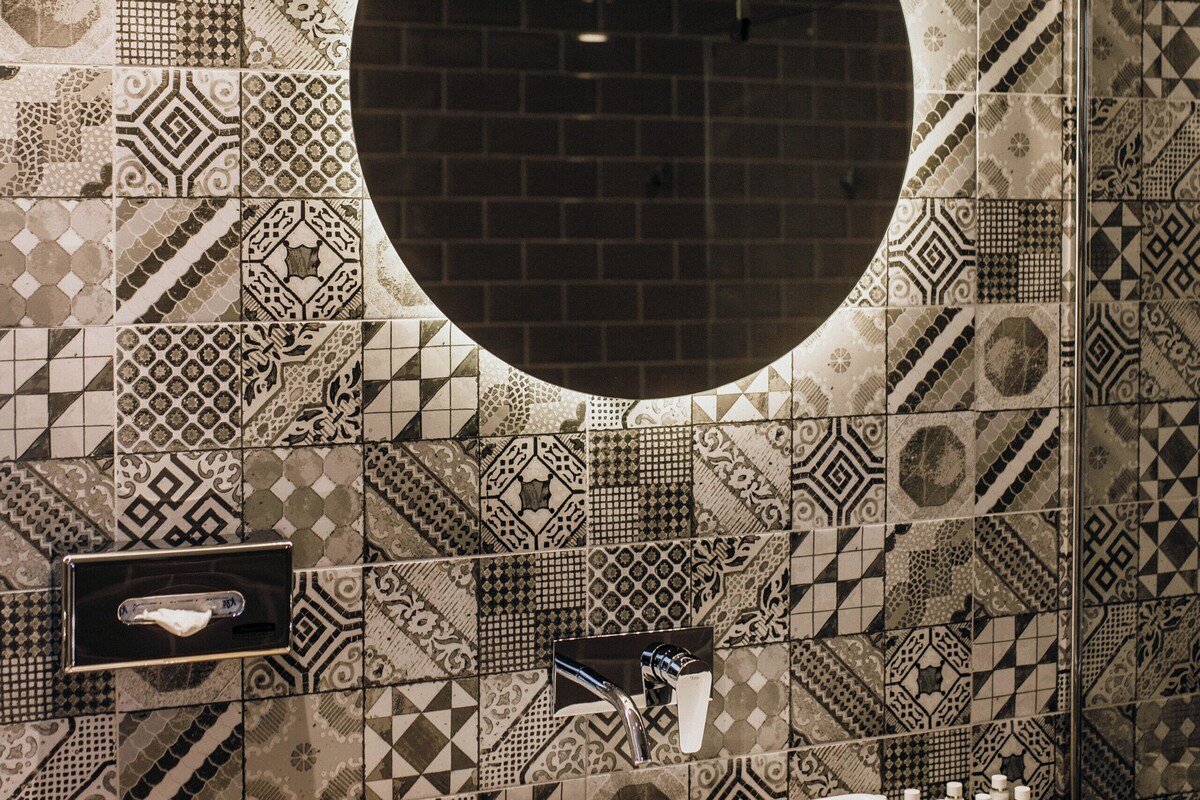 Habitación superior, 1 cama de matrimonio grande, balcón | Baño | Artículos de higiene personal ecológicos, secador de pelo y albornoces