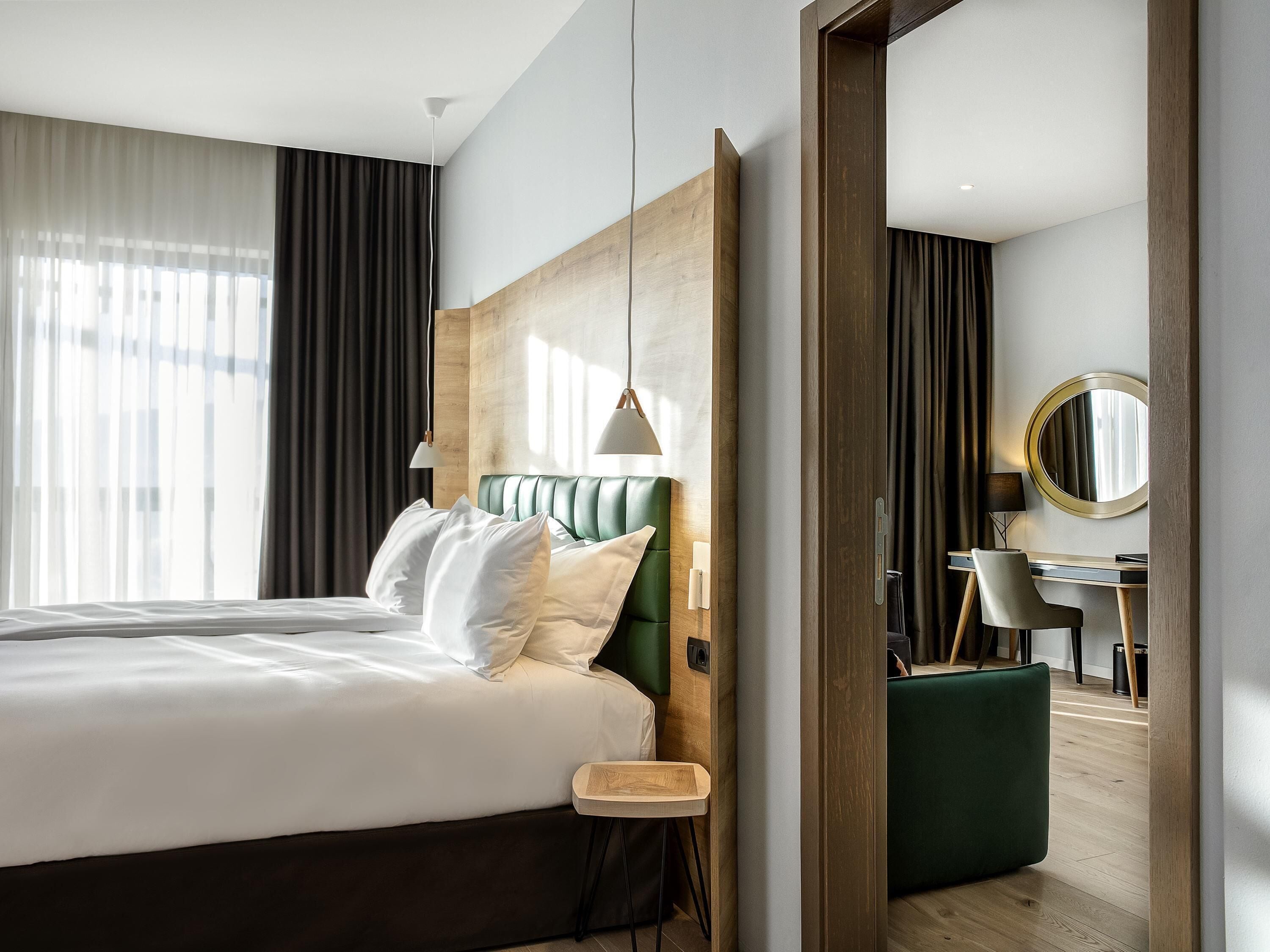 Suite ejecutiva, 1 cama de matrimonio grande, balcón, vistas a la montaña | Ropa de cama de alta calidad, minibar, caja fuerte y escritorio