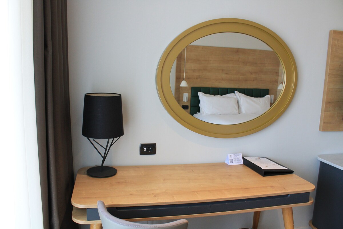 Suite junior, 1 cama de matrimonio grande, balcón | Ropa de cama de alta calidad, minibar, caja fuerte y escritorio