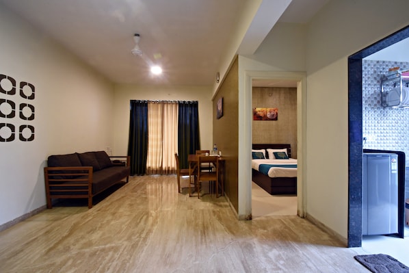Deluxe Apartment | Living area | Flat-screen TV
