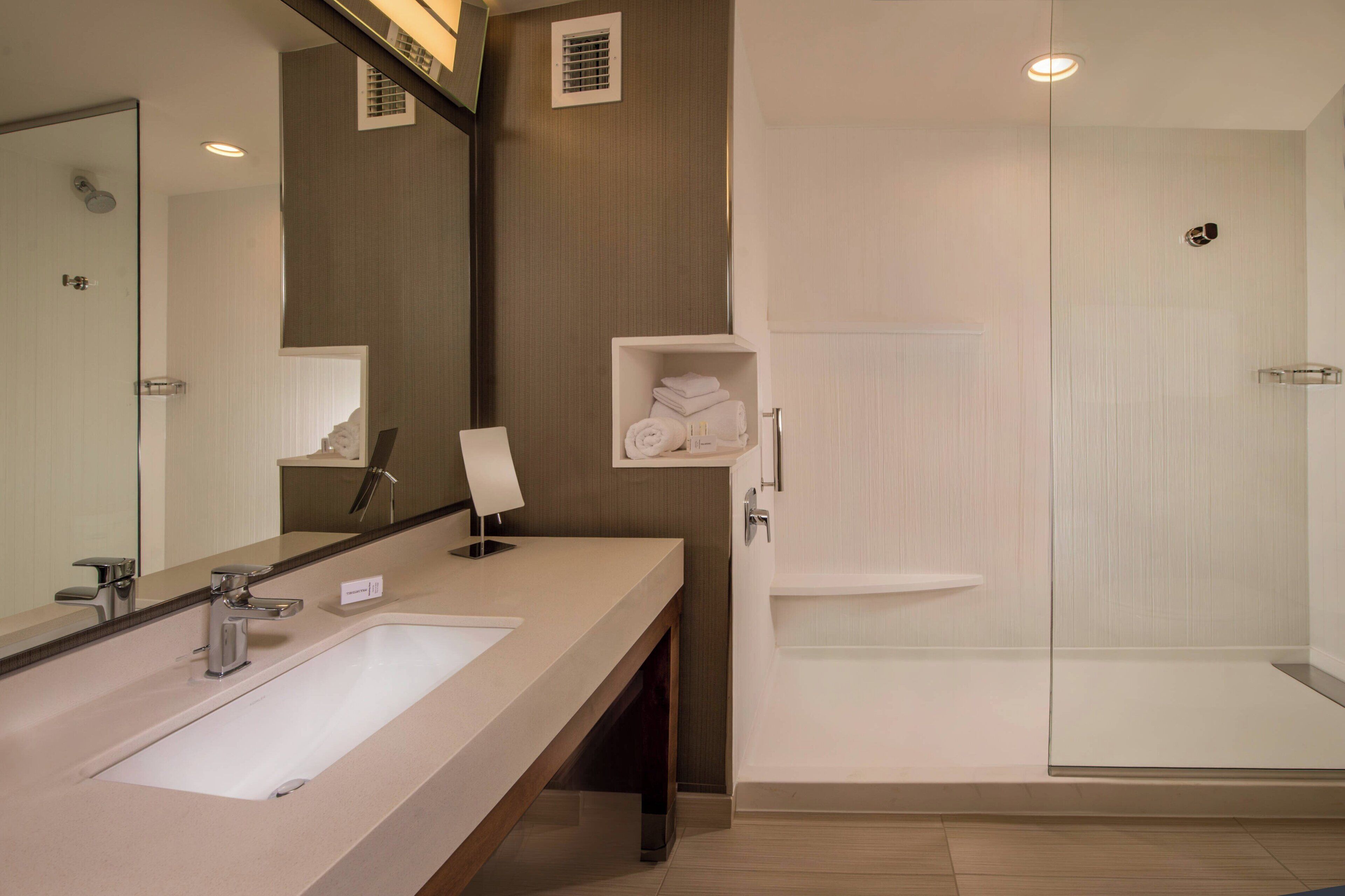 combined shower/bathtub, hair dryer, towels