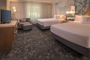 Escritorio, espacio para trabajar con un portátil, cortinas opacas