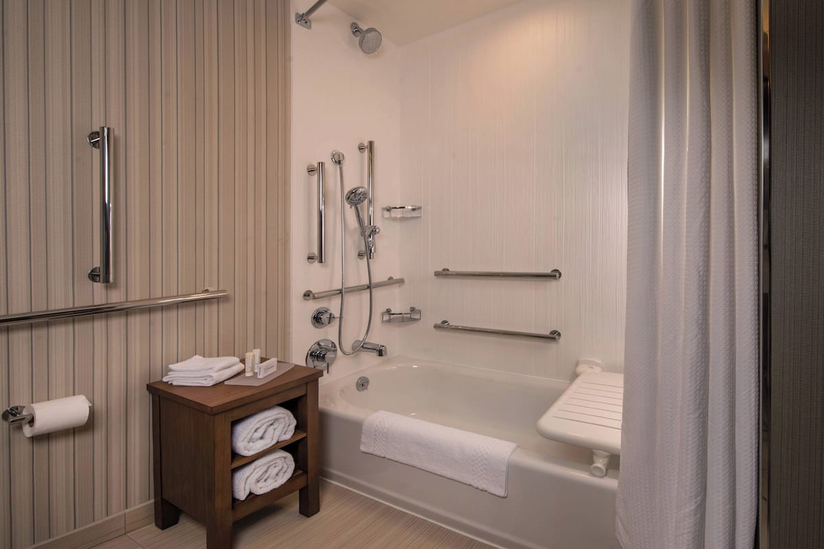 Combined shower/tub, hair dryer, towels