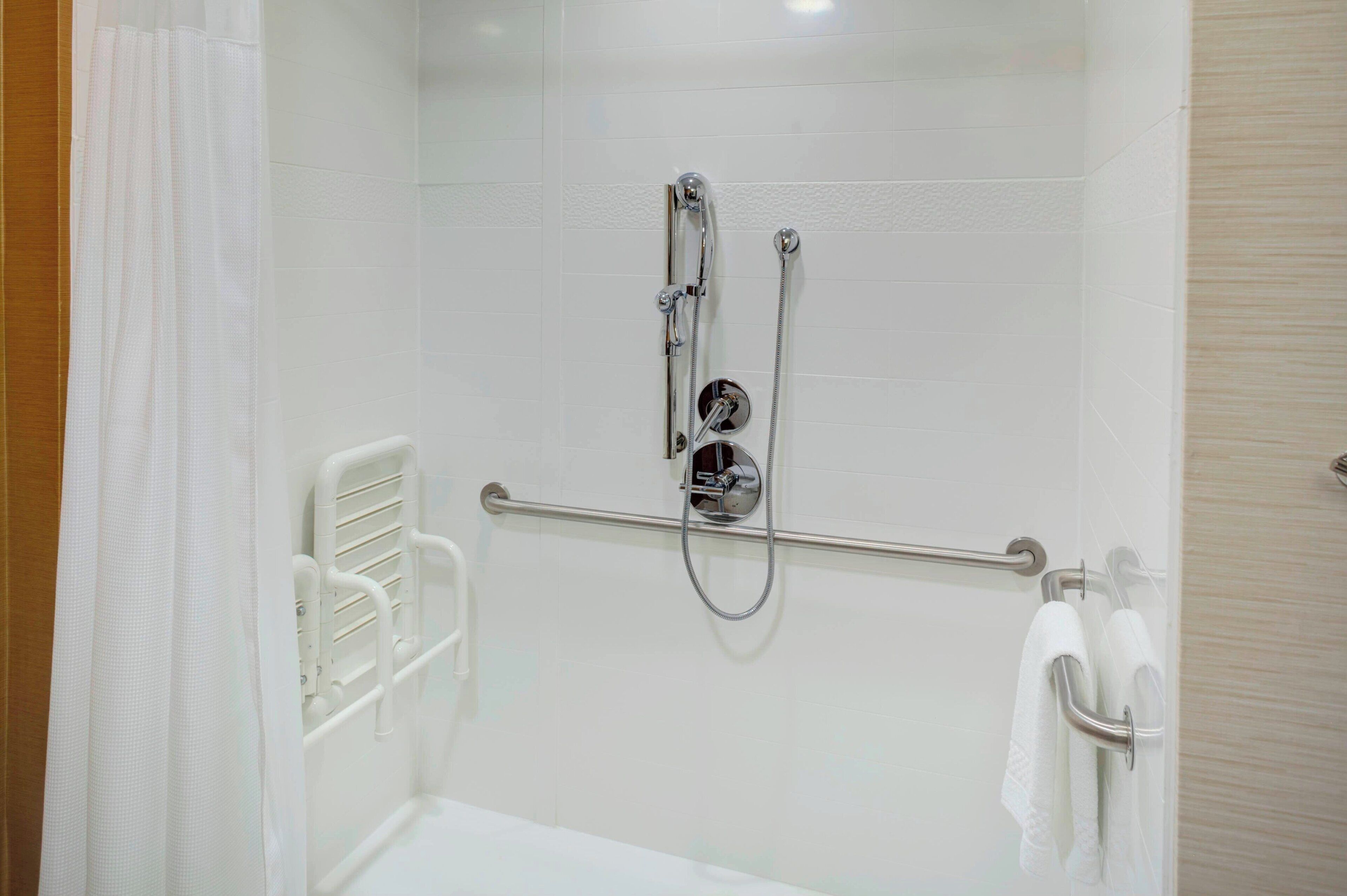 room, 1 king bed, non smoking | bathroom | combined shower/bathtub, hydromassage showerhead, hair dryer, towels