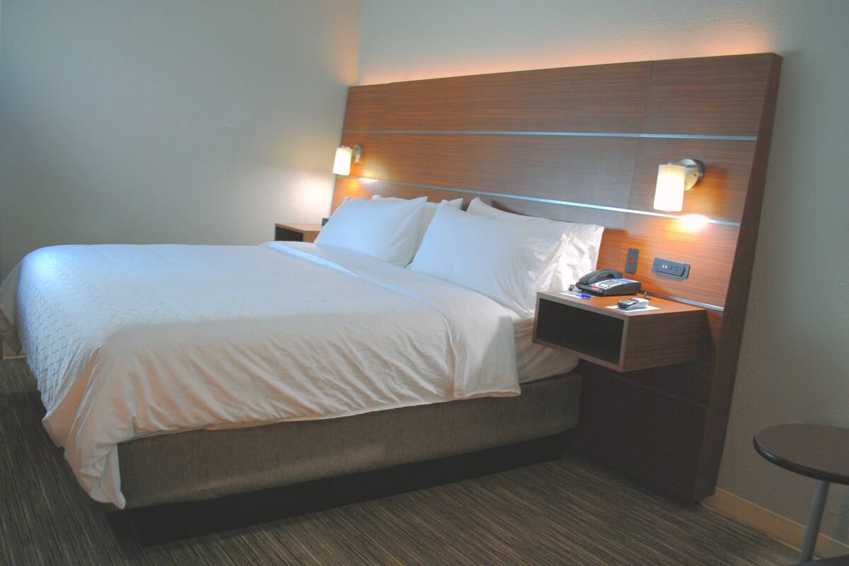 Desk, laptop workspace, WiFi (free), bed sheets