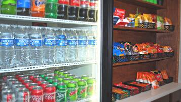 Un expositor refrigerado con diversas bebidas y aperitivos.