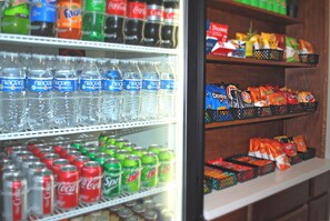 Ein gekühlter Verkaufsschrank mit verschiedenen Getränken und Snacks.