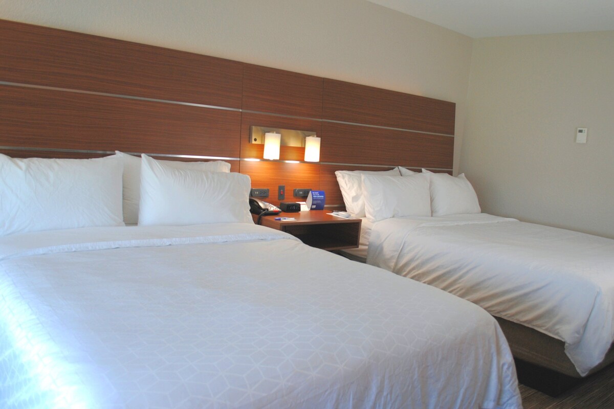 Desk, laptop workspace, WiFi (free), bed sheets