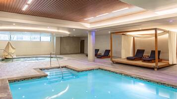 Piscina interna, funciona das 6h às 22h, barracas de cortesia