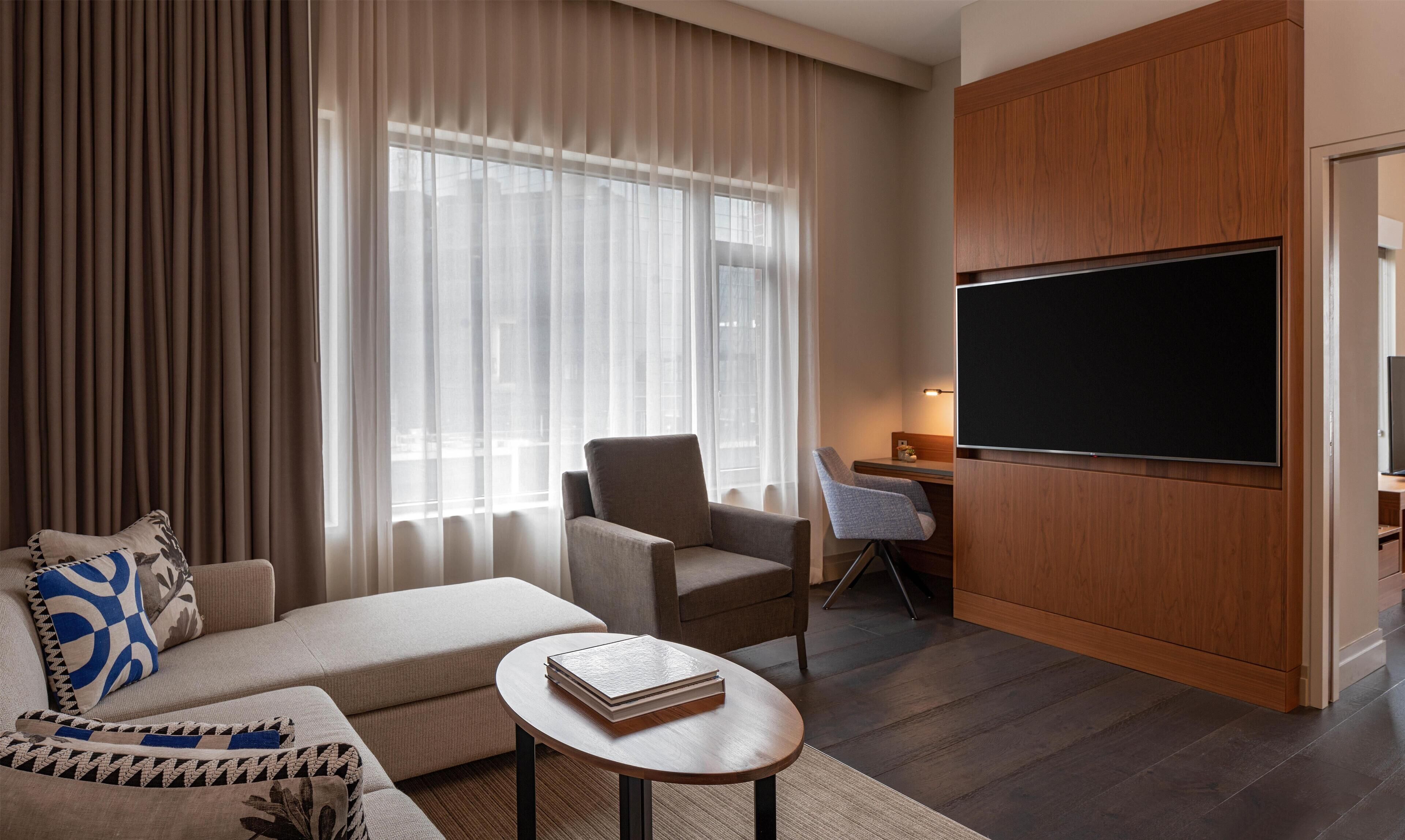 Executive suite | Luxe beddengoed, een kluis op de kamer, een bureau, een laptopwerkplek