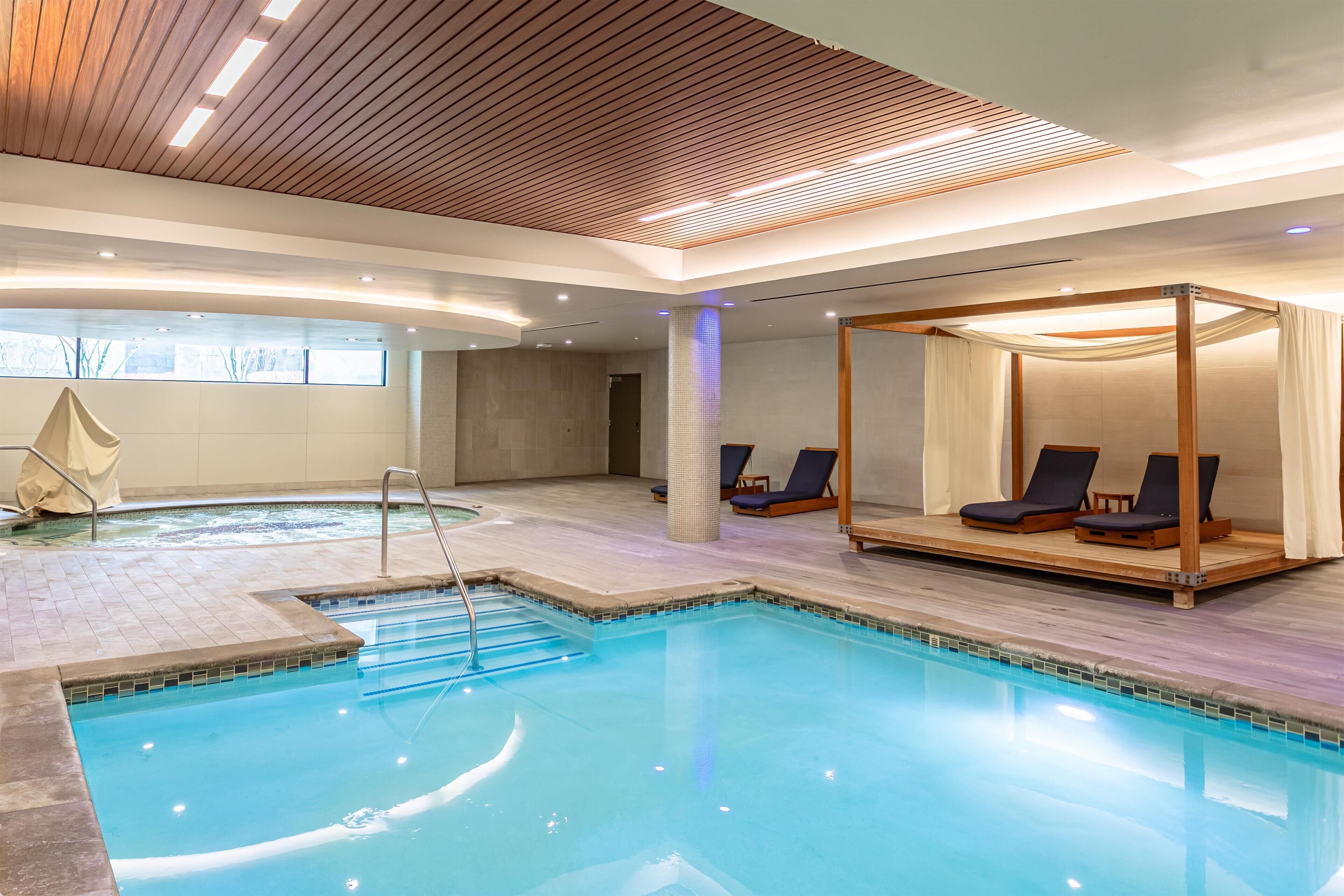 Kolam renang tertutup, kabana percuma 