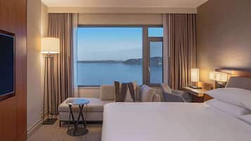 Ropa de cama de alta calidad y caja de seguridad en la habitación