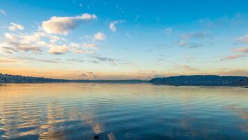 Ropa de cama de alta calidad y caja de seguridad en la habitación