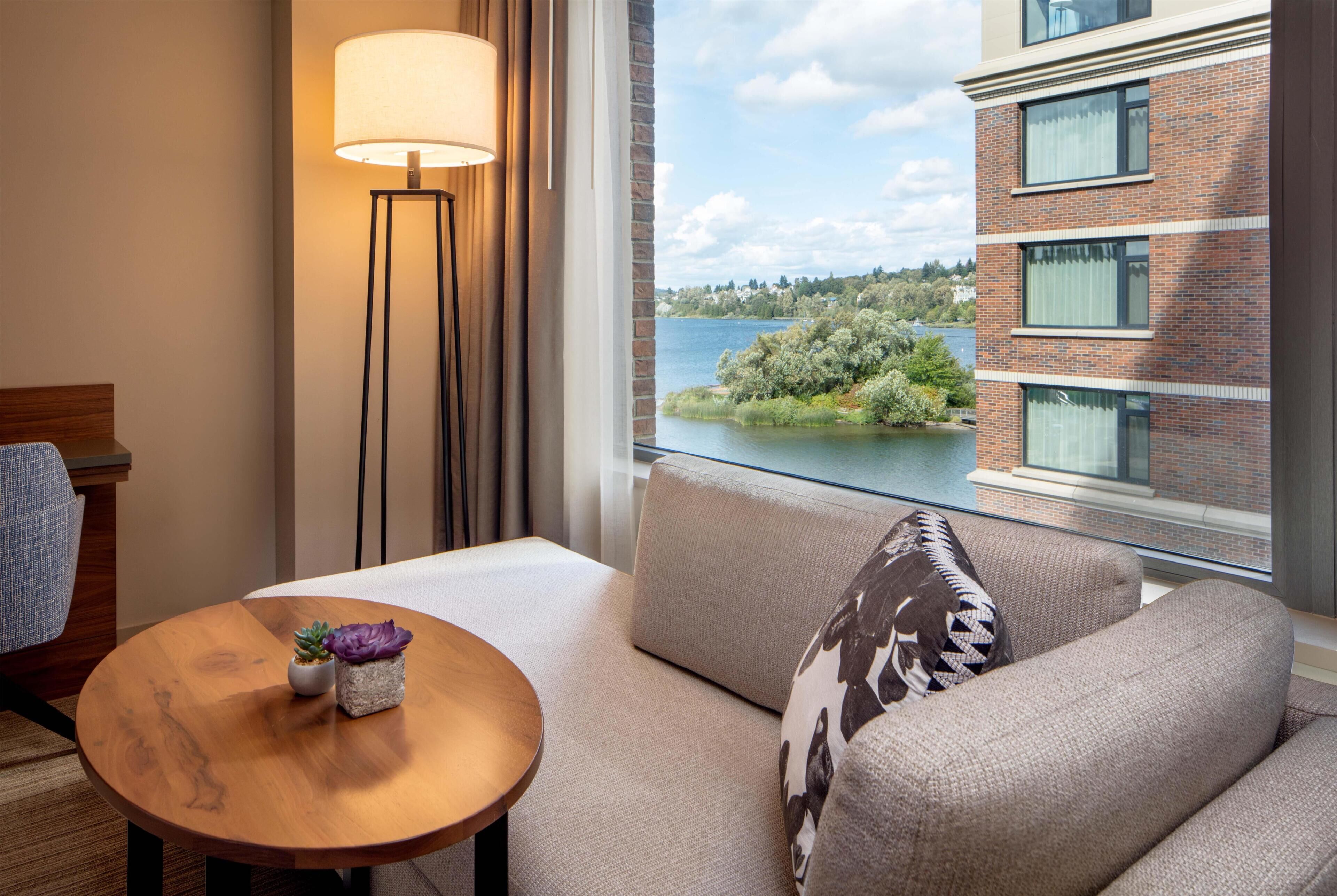 Kamer, 1 kingsize bed, uitzicht op meer (Partial) | Luxe beddengoed, een kluis op de kamer, een bureau, een laptopwerkplek
